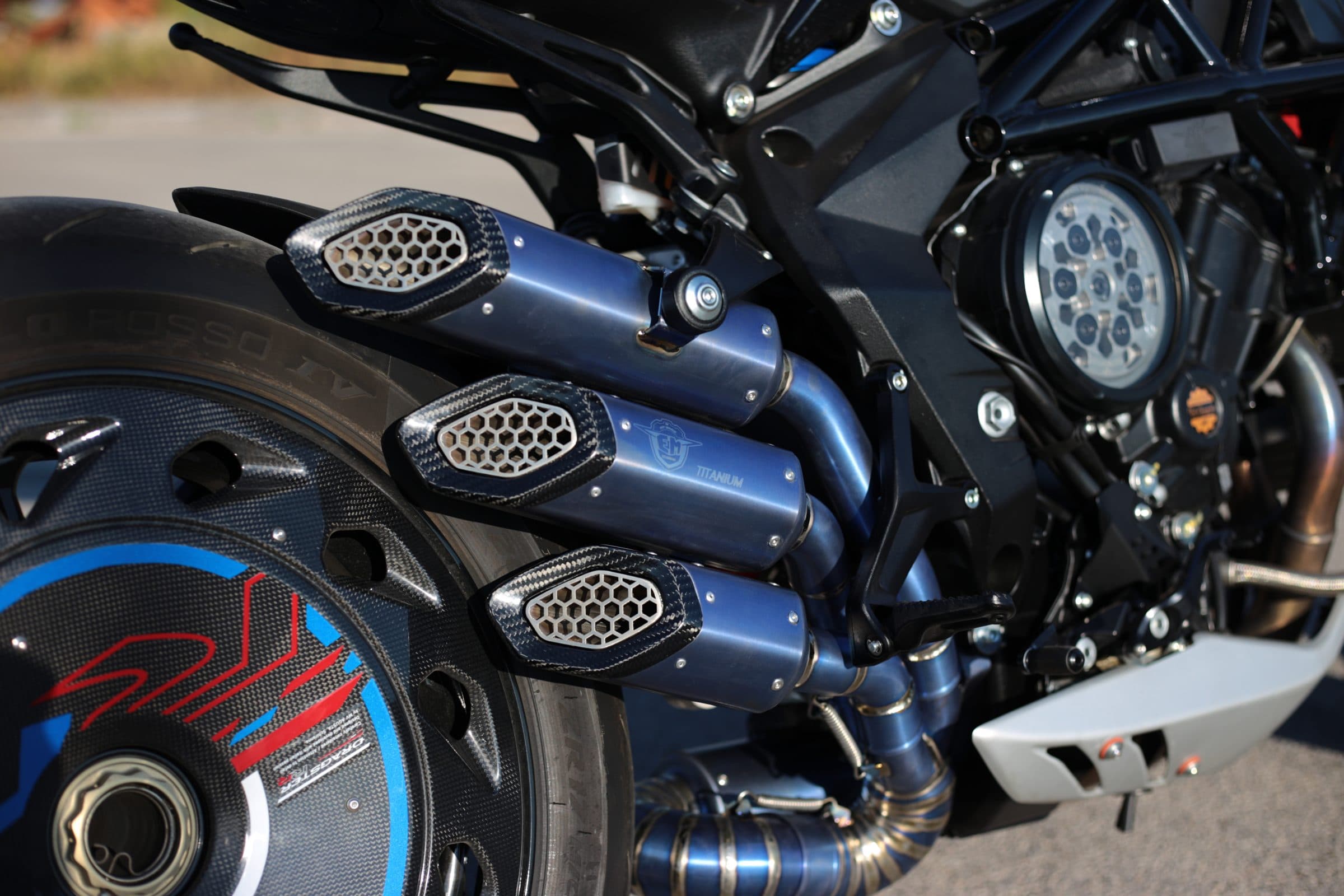 Scarico tre canne anodizzato blu montato su MV Agusta Brutale